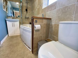 Family Bathroom/WC- click for photo gallery